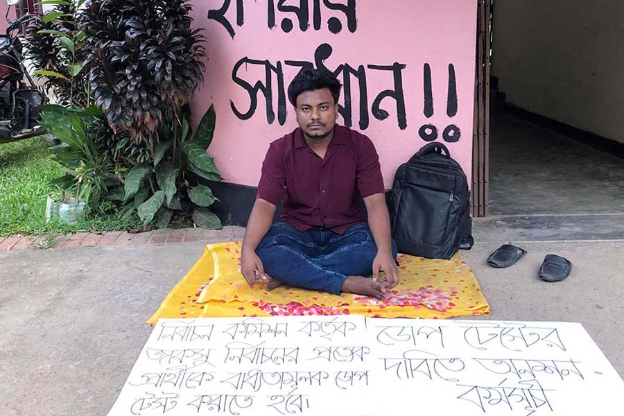 জাকসু নির্বাচনে ডোপ টেস্টের দাবিতে অনশন ভিপি পদপ্রার্থী রাব্বির
