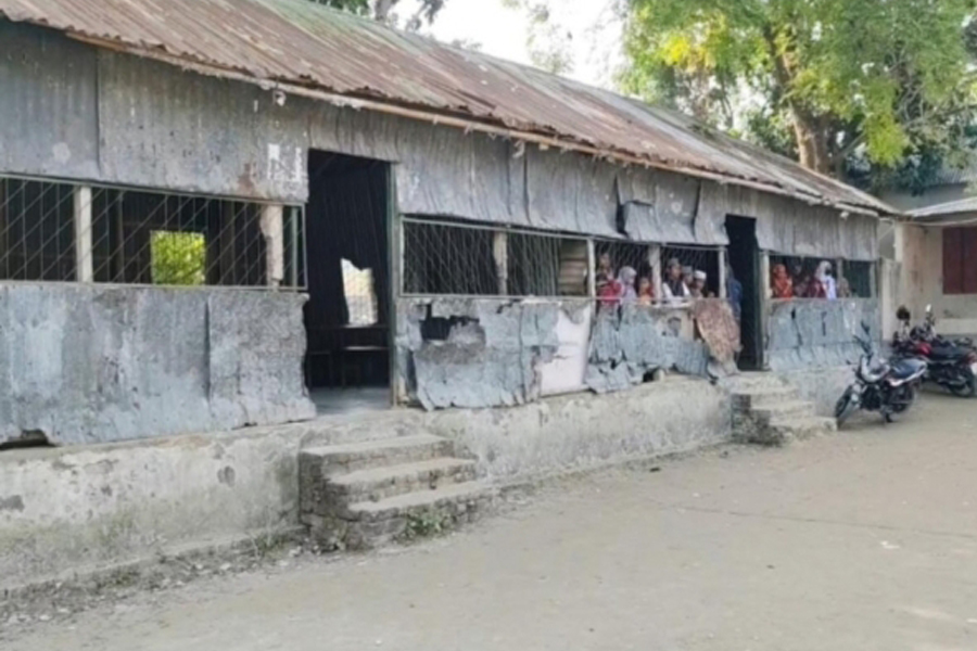 মাদ্রাসার জরাজীর্ণ টিনের ঘরে লেখাপড়া