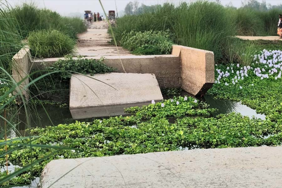 বাঁশবাড়িয়া সাবমারসিবল সড়কের বেহাল দশা, ব্রিজ আছে কিন্তু নেই রাস্তা