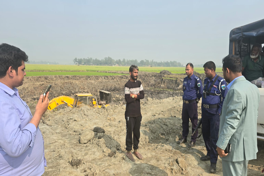 স্বেচ্ছাসেবক দলের আহ্বায়কসহ ৪ জনের বিরুদ্ধে ব্যবস্থা