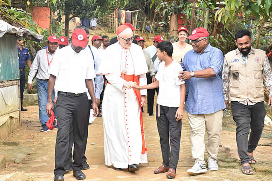 ভ্যাটিকানের মানব উন্নয়ন মন্ত্রীর রোহিঙ্গা শিবির পরিদর্শন