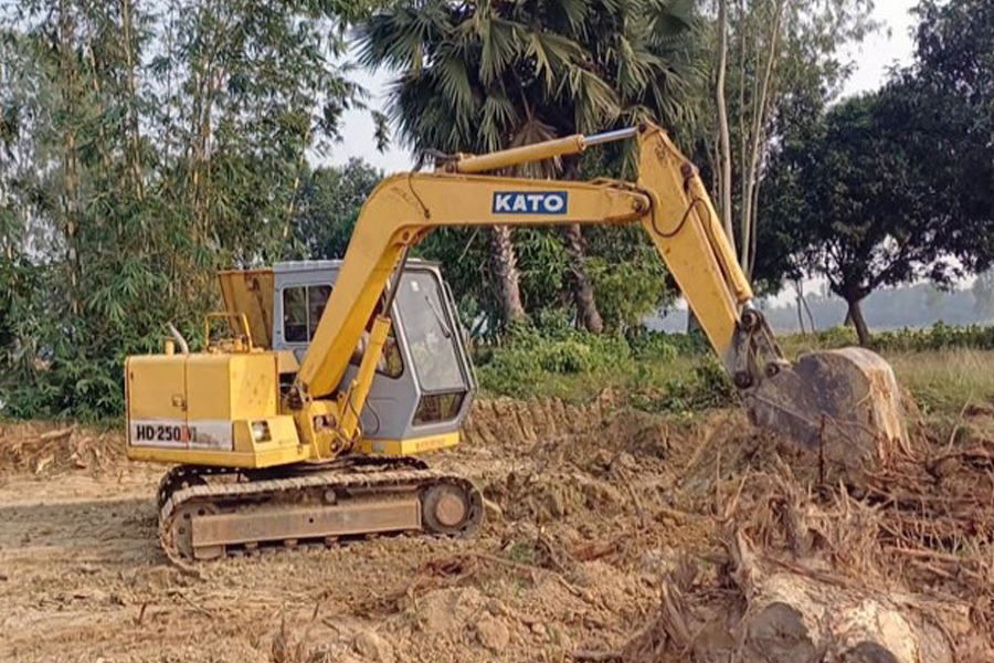 পুকুর খননে বাধা দেওয়ায় ভেকুর নিচে ফেলে যুবককে হত্যা!
