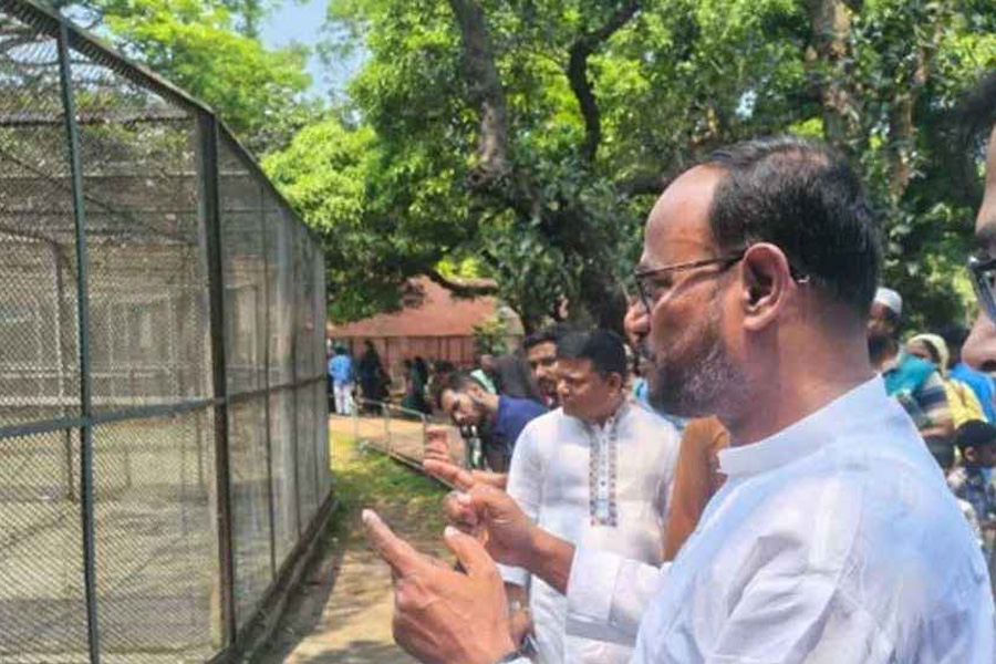 হঠাৎ জাতীয় চিড়িয়াখানা পরিদর্শনে প্রতিমন্ত্রী