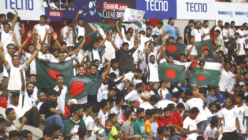 জয়ের আশায় স্টেডিয়ামে হাজারো মানুষ