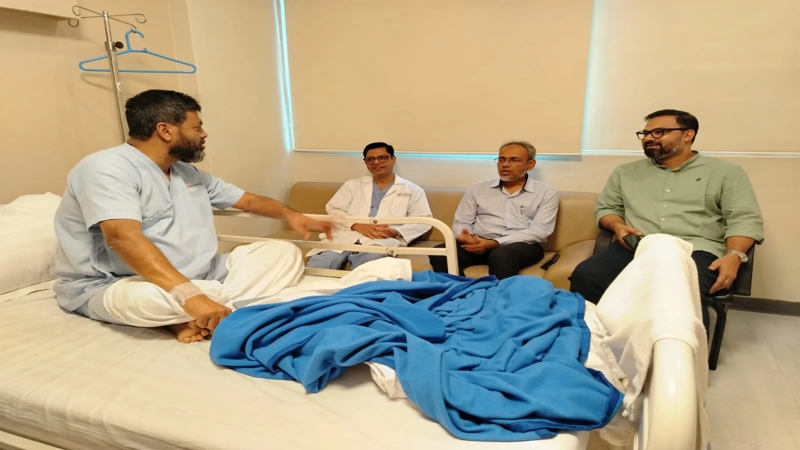 বিএনপি নেতা মজনুকে দেখতে হাসপাতালে আমিনুল হক