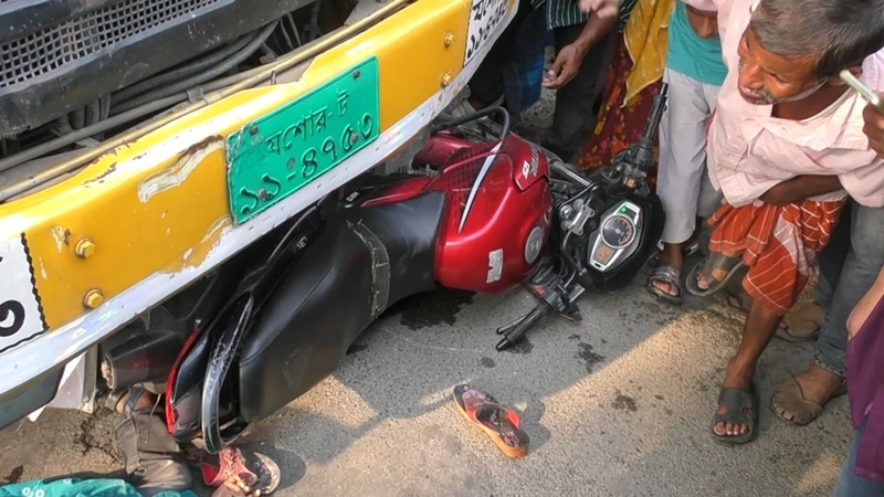 ঈদের কেনাকাটা শেষে ট্রাকচাপায় মা-বাবা ও ছেলে নিহত