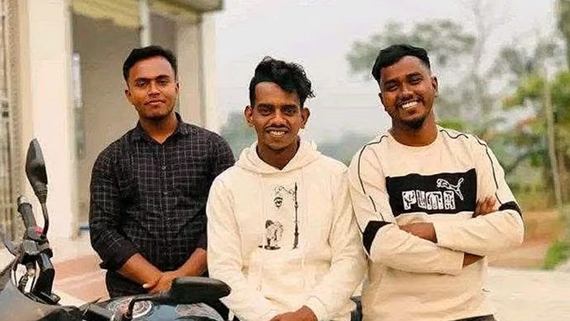 বাসচাপায় মোটরসাইকেল আরোহী ৩ বন্ধু নিহত