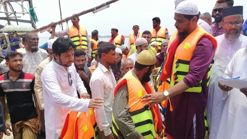 জেলেদের নিরাপত্তায় লাইফ জ্যাকেট বিতরণ করলেন ড. মাসুদ