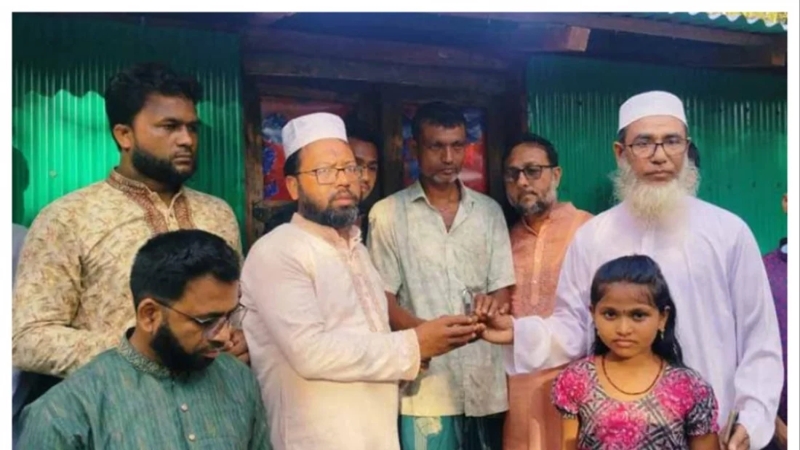 হাতিয়ায় হিন্দু পরিবারকে জামায়াতের সহায়তা