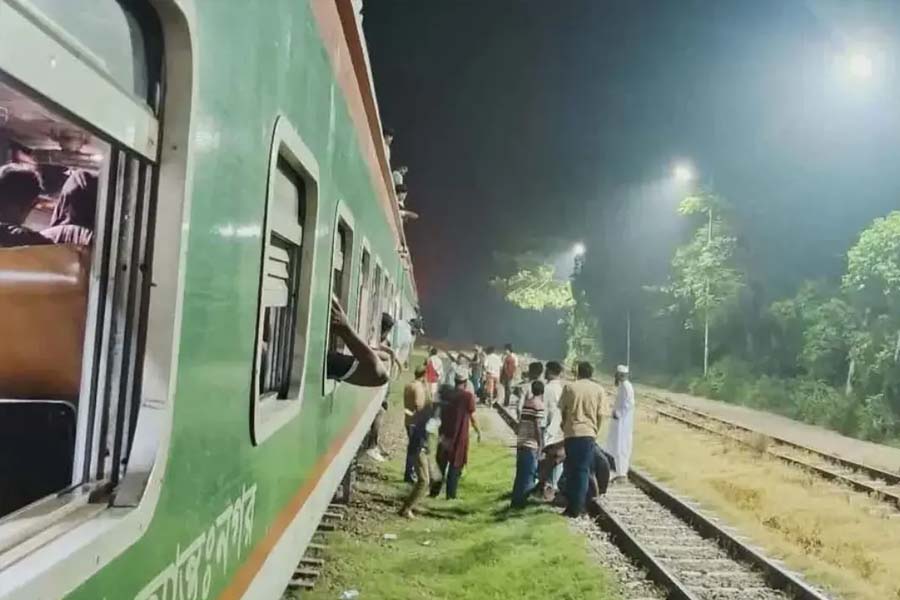 ভৈরবে ৬ ঘণ্টা পর স্বাভাবিক হলো ট্রেন চলাচল