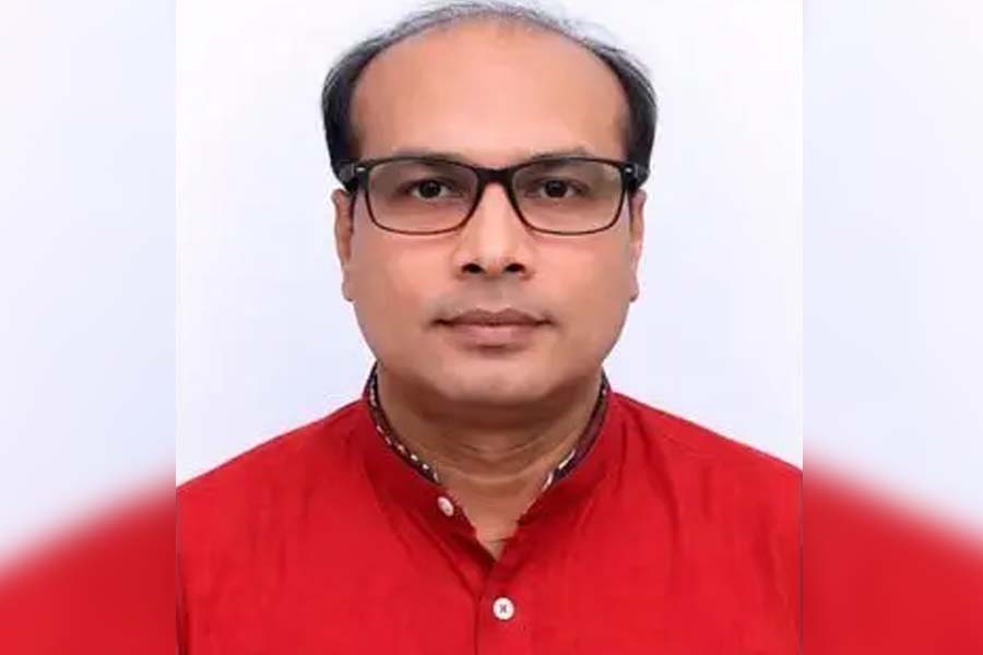 পাবনায় নারীসহ রাত কাটাতে চেয়ে পুলিশের হাতে ধরা ভুয়া জজ