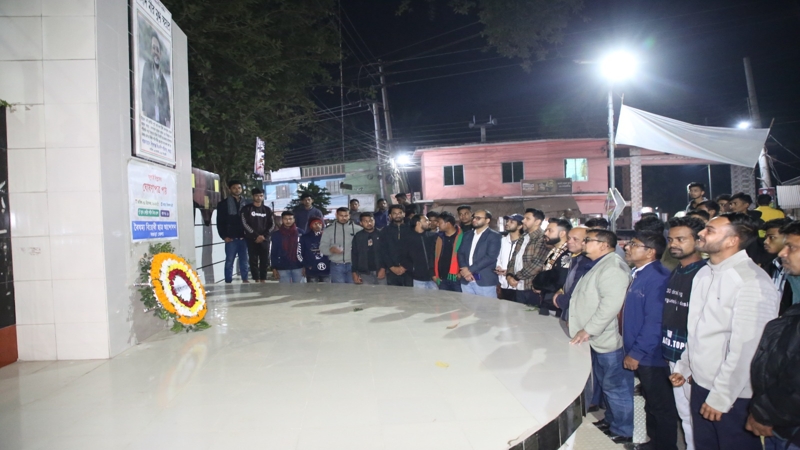 মীর মুগ্ধ স্কয়ারে পুষ্পস্তবক অর্পণ করলো ‘চেতনায় বাংলাদেশ’