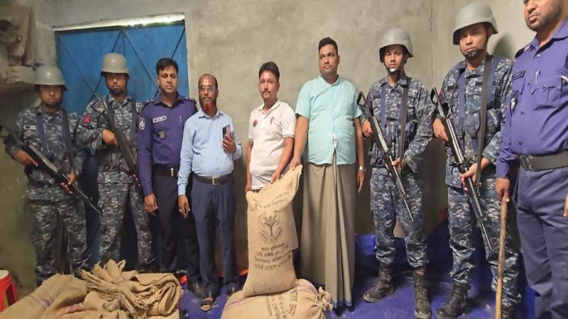 চাল বিক্রিতে অনিয়মের দায়ে ওএমএস ডিলার সহ সহযোগী আটক