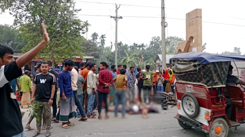 পিকআপের সঙ্গে মুখোমুখি সংঘর্ষে  প্রাণ গেল গ্রামীণ ব্যাংক কর্মকর্তার