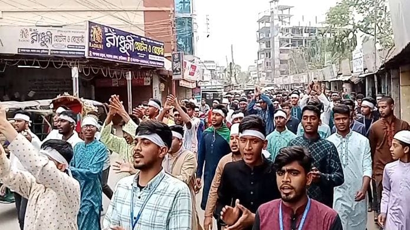 কাফনের কাপড় পড়ে কারিগরি শিক্ষার্থীদের মিছিল
