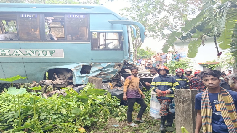 রাজাপুরে বাস-পিকআপ মুখোমুখি সংঘর্ষে নিহত ২