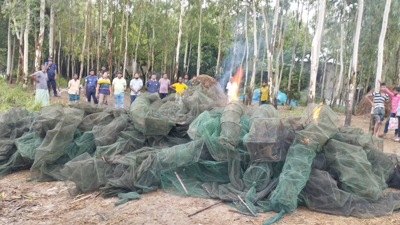 পাবনায় অবৈধ চায়না দুয়ারি জাল ধ্বংস করল প্রশাসন