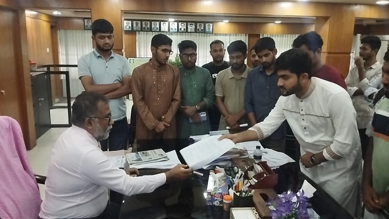 স্বাস্থ্যসেবা ও পরিবহন উন্নয়নে চার দফা দাবিতে ইবি শিক্ষার্থীরা