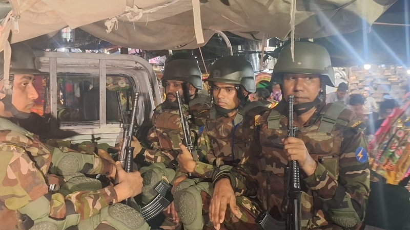 মোহাম্মদপুর  হঠাৎ সেনাবাহিনী অভিযান জব্দ দেশি ও বিদেশে অস্ত্র বেশ কয়েকজন আটক