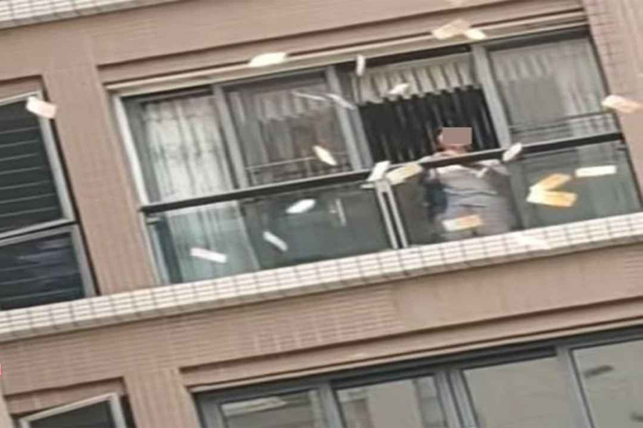 স্বামীর সঙ্গে ঝগড়া করে হাজার হাজার ডলারের নোট ছুড়ে ফেললেন নারী