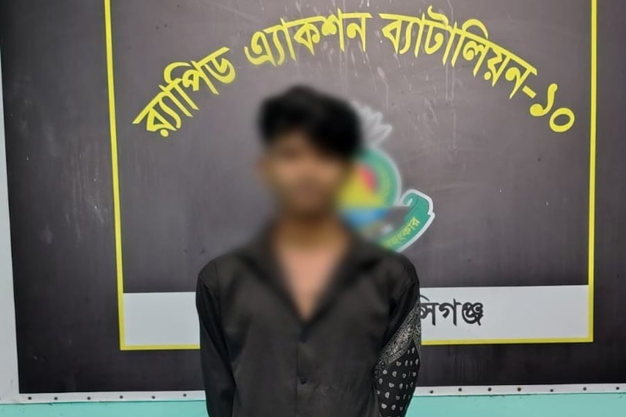 লৌহজংয়ে পৃথক অভিযানে উদ্ধার হওয়া মাদকদ্রব্যসহ গ্রেপ্তার দুই মাদক কারবারি। ছবি: র্যাব-১০