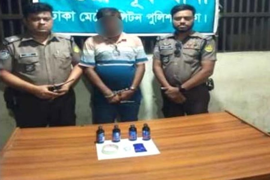 উত্তরার ৪ নম্বর সেক্টরে অভিযান চালিয়ে মাদকসহ আটক ব্যক্তিকে নিয়ে যাচ্ছে পুলিশ। ছবি: সংগৃহীত