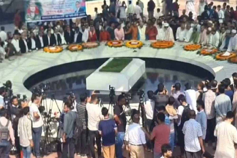 জাতীয় বিপ্লব ও সংহতি দিবসে জিয়াউর রহমানের মাজারে জনতার ঢল