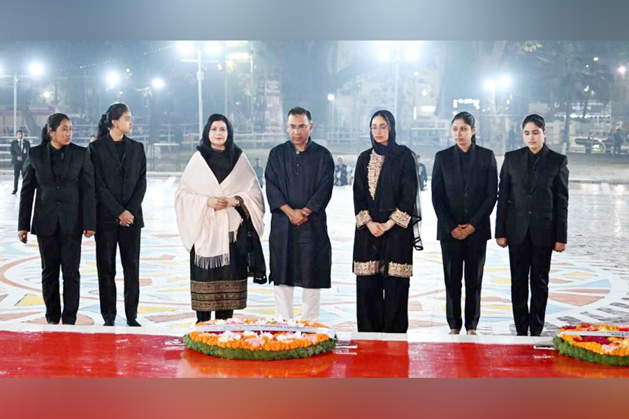 শহীদ মিনারে জিয়া পরিবার ভাষা শহীদদের প্রতি শ্রদ্ধা জানান