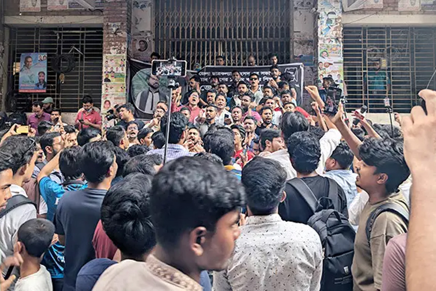 জোবায়েদের খুনিদের ফাঁসির দাবিতে আদালতে ছাত্রদলের বিক্ষোভ