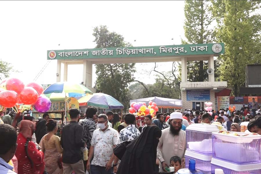 ঈদের আনন্দে মুখর জাতীয় চিড়িয়াখানা, ভিড়েও তৃপ্তির হাসি