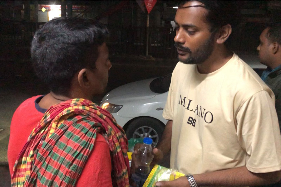 মধ্যরাতে অসহায়দের খাবার বিতরণ ছাত্রদল নেতার