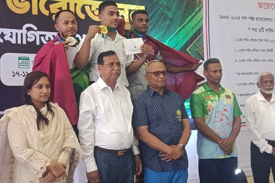 ভারোত্তোলনে বিজয়ীদের হাতে পুরস্কার তুলে দিলেন ডিএসসিসি প্রশাসক