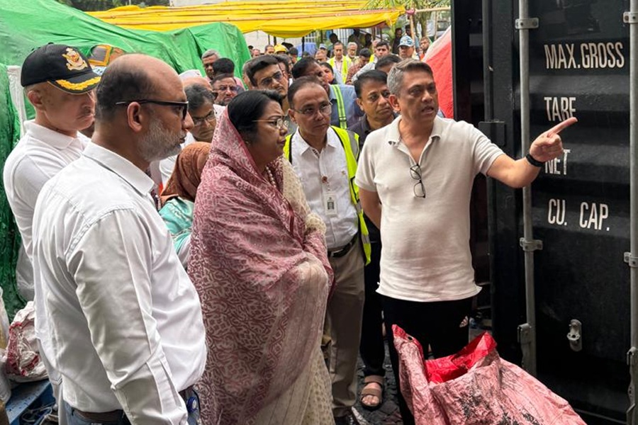 সাংবাদিকদের এড়িয়ে গেলেন মন্ত্রী