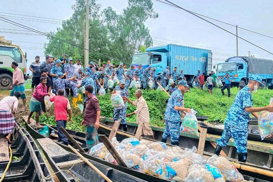 বন্যার্তদের পাশে মানবিক বিমানবাহিনী