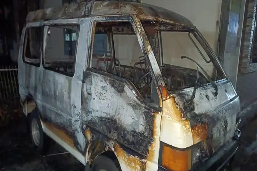 সিলেট শামসুদ্দিন হাসপাতালে দুর্বৃত্তদের আগুনে পুড়ল অ্যাম্বুলেন্স