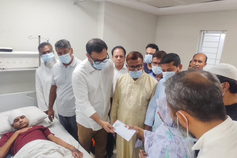 বিমান দুর্ঘটনায় আহতদের সহায়তায় আমিনুল হক