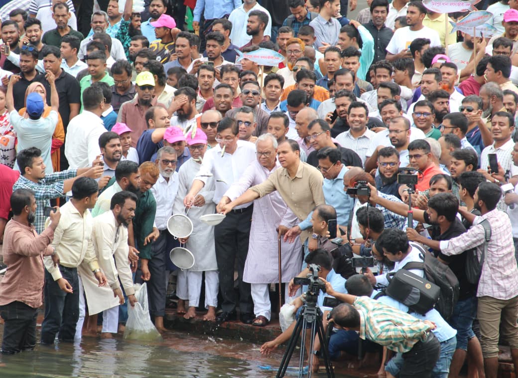 জিয়া উদ্যানের লেকে মাছের পোনা ছাড়ল ‘আমরা বিএনপি পরিবার’