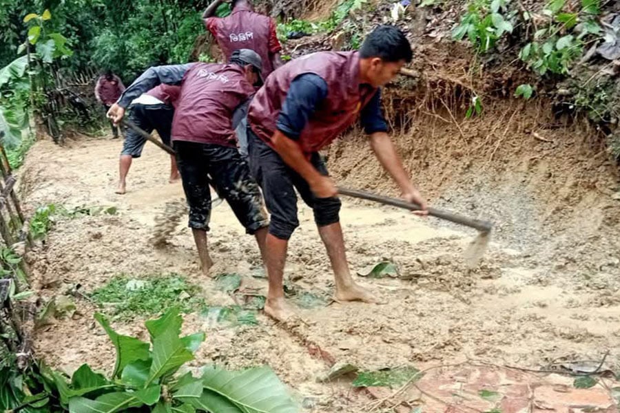 নাইক্ষ্যংছড়িতে পাহাড় ধসে বিচ্ছিন্ন জনপদের পাশে হিল ভিডিপি