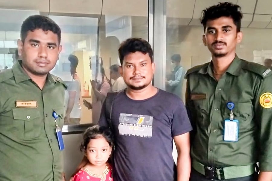 মেট্রোরেলে পরিবার থেকে বিচ্ছিন্ন শিশু, বাবার কাছে ফিরিয়ে দিলো আনসার