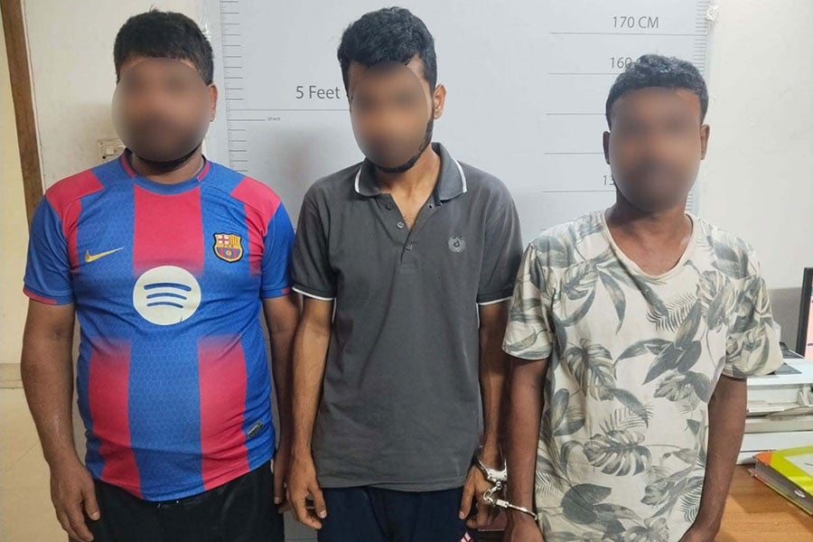 ধানমন্ডিতে চাপাতি ঠেকিয়ে ছিনতাই, গ্রেপ্তার ৩