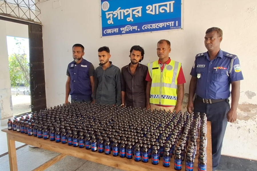 নেত্রকোনায় ৬ শ' বোতল ফেনসিডিলসহ আটক ২