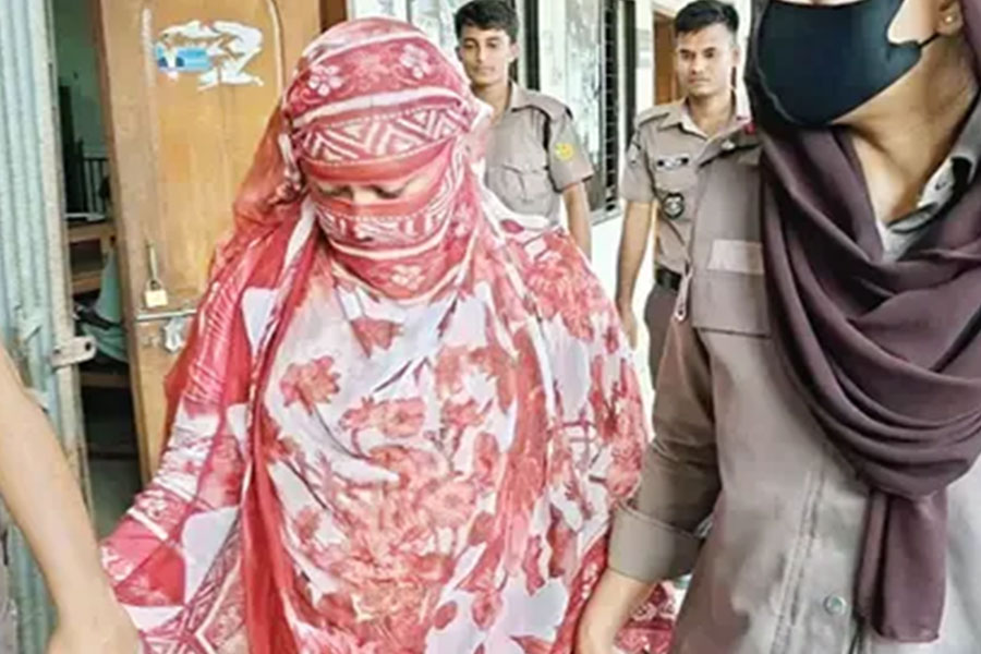 বোনের বদলে কারাবাস, ছবির অমিলে ‘আয়নাবাজি’ ফাঁস