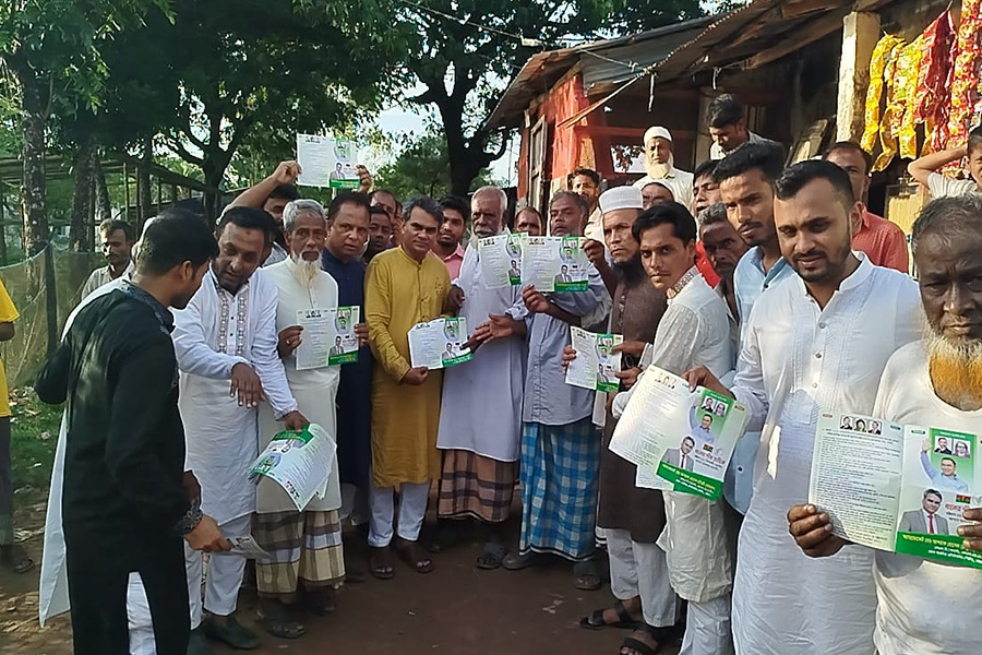 বাঁশখালীতে বিএনপির ৩১ দফার লিফলেট বিতরণ