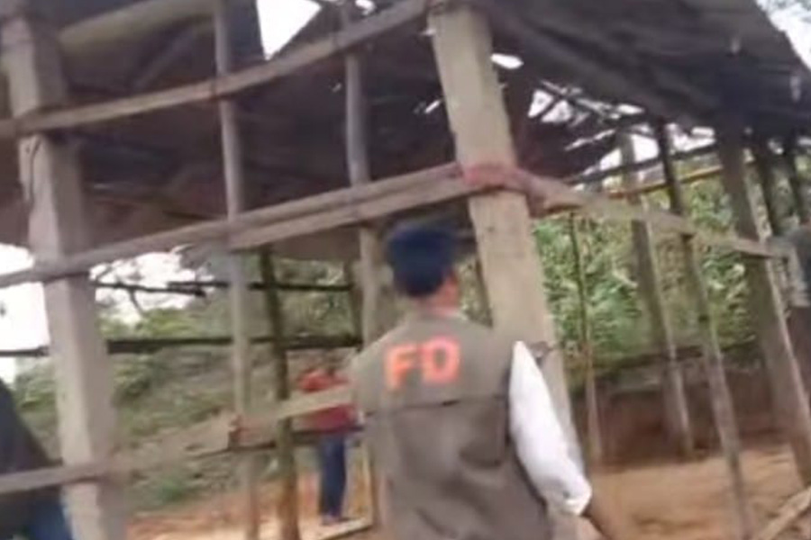 বাঁশখালীতে বনের জায়গায় গড়ে তুলা স্থাপনা গুড়িয়ে দিল বন কর্মকর্তা