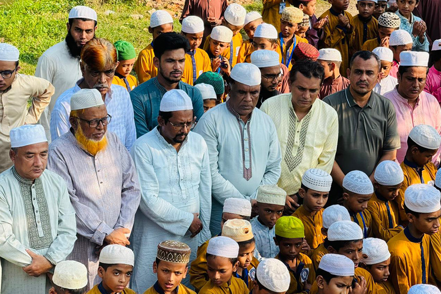 বাঁশখালীতে বিএনপি নেতা জাফরুল ইসলাম চৌধুরীর কবর জিয়ারত