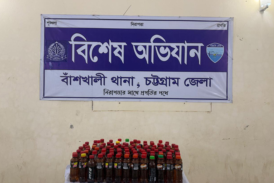 বাঁশখালীতে পুলিশের অভিযানে ২৫ লিটার চোলাইমদ জব্দ