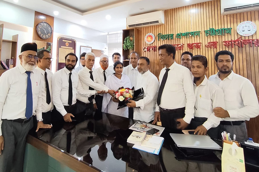 বাঁশখালীতে বার অ্যাসোসিয়েশনের পক্ষ থেকে জজকে সংবর্ধনা