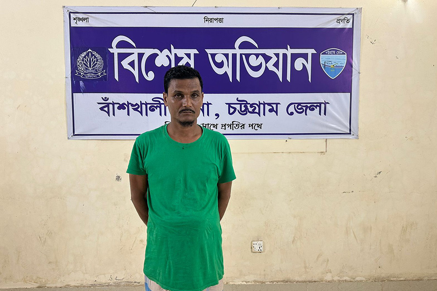 বাঁশখালীতে চেক প্রতারণা মামলায় শিক্ষক গ্রেপ্তার