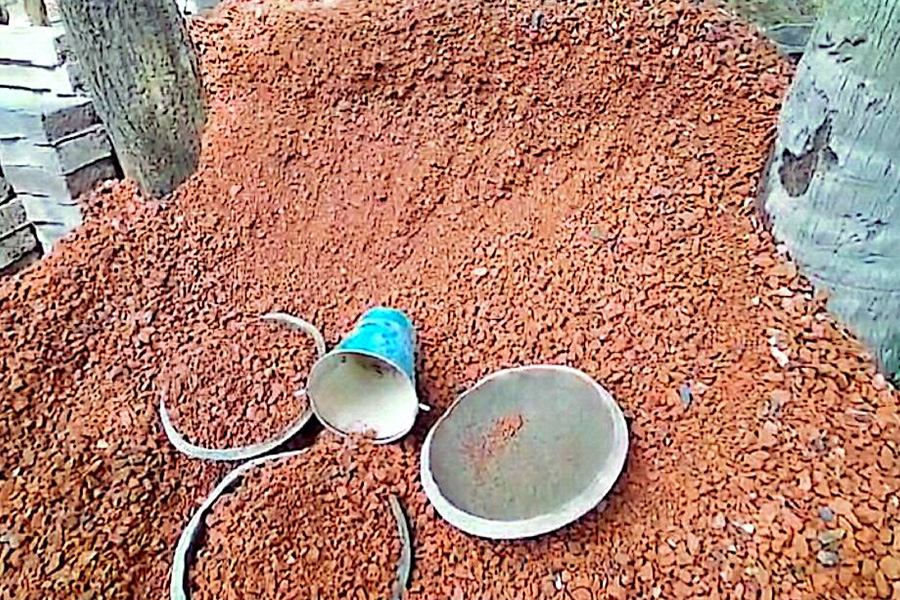 বাঁশখালীতে গনশৌচাগারের কাজের অনিয়মের অভিযোগ