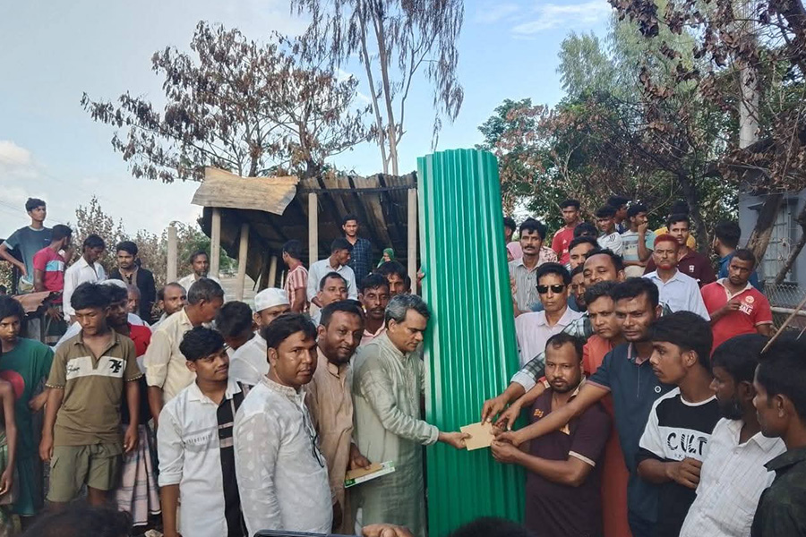 বাঁশখালীতে তারেক রহমানের পক্ষ থেকে ক্ষতিগ্রস্তদের মাঝে ঢেউটিন বিতারণ